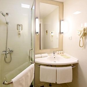 Classic Queen Room Without Window